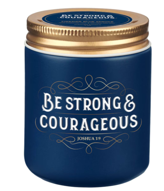Vela Sé fuerte y valiente |Be Strong and Courageous Vela aromática de abeto azul junto al fuego en un frasco de vidrio - Josué 1:9