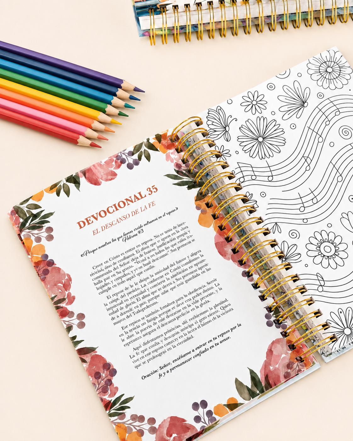 Páginas del devocional 35 con marco floral e ilustración para colorear, junto a lápices