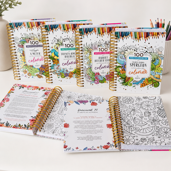 Colección de libros 100 Devocionales para Colorear de la serie exhibidos sobre una mesa