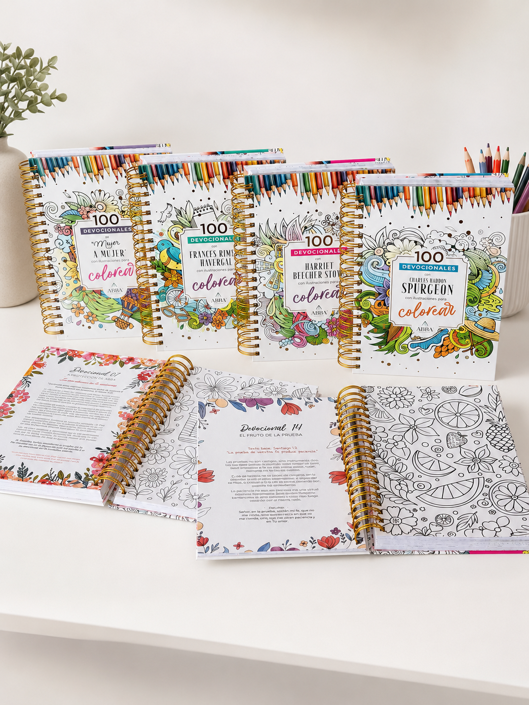 Colección de libros 100 Devocionales para Colorear de la serie exhibidos sobre una mesa