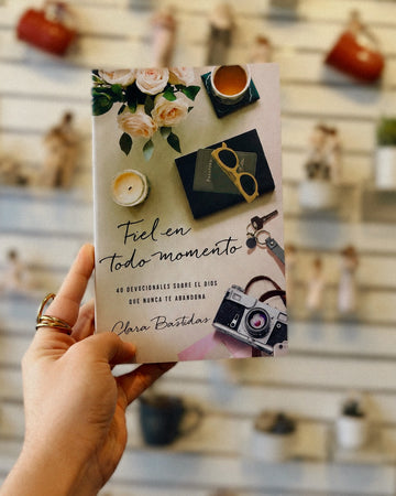 Fiel en todo momento: 40 devocionales sobre el Dios que nunca te abandona | Clara Bastidas