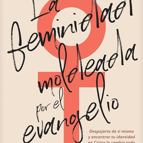 La feminidad moldeada por el evangelio: Despojarte de ti misma y encontrar tu identidad en Cristo lo cambia todo (Spanish Edition) cover image