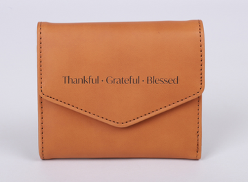 Cartera de cuero sintético para mujeres en color marrón agradecido | Thankful graceful blessed