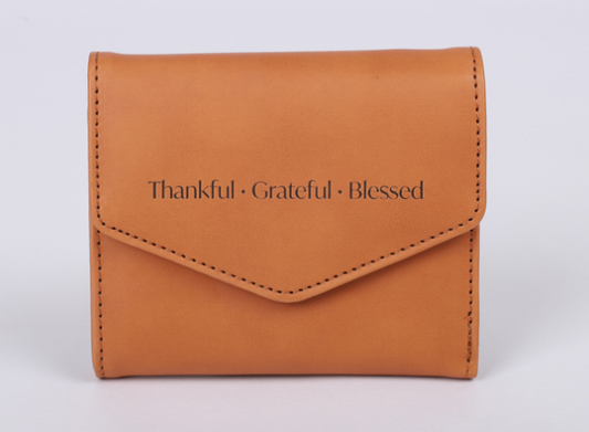 Cartera de cuero sintético para mujeres en color marrón agradecido | Thankful graceful blessed