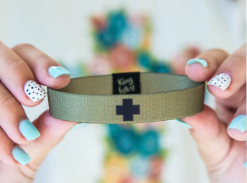 Pulsera Elástica Oliva y Negra con Cruz | Talla Única Hombre