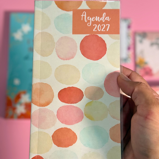 Agenda Pocket 2027 acuarela sostenida en la mano para mostrar su tamaño de bolsillo