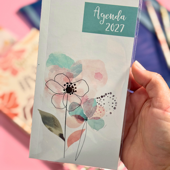 Agenda Pocket 2027 flor sostenida en la mano para mostrar su tamaño de bolsillo