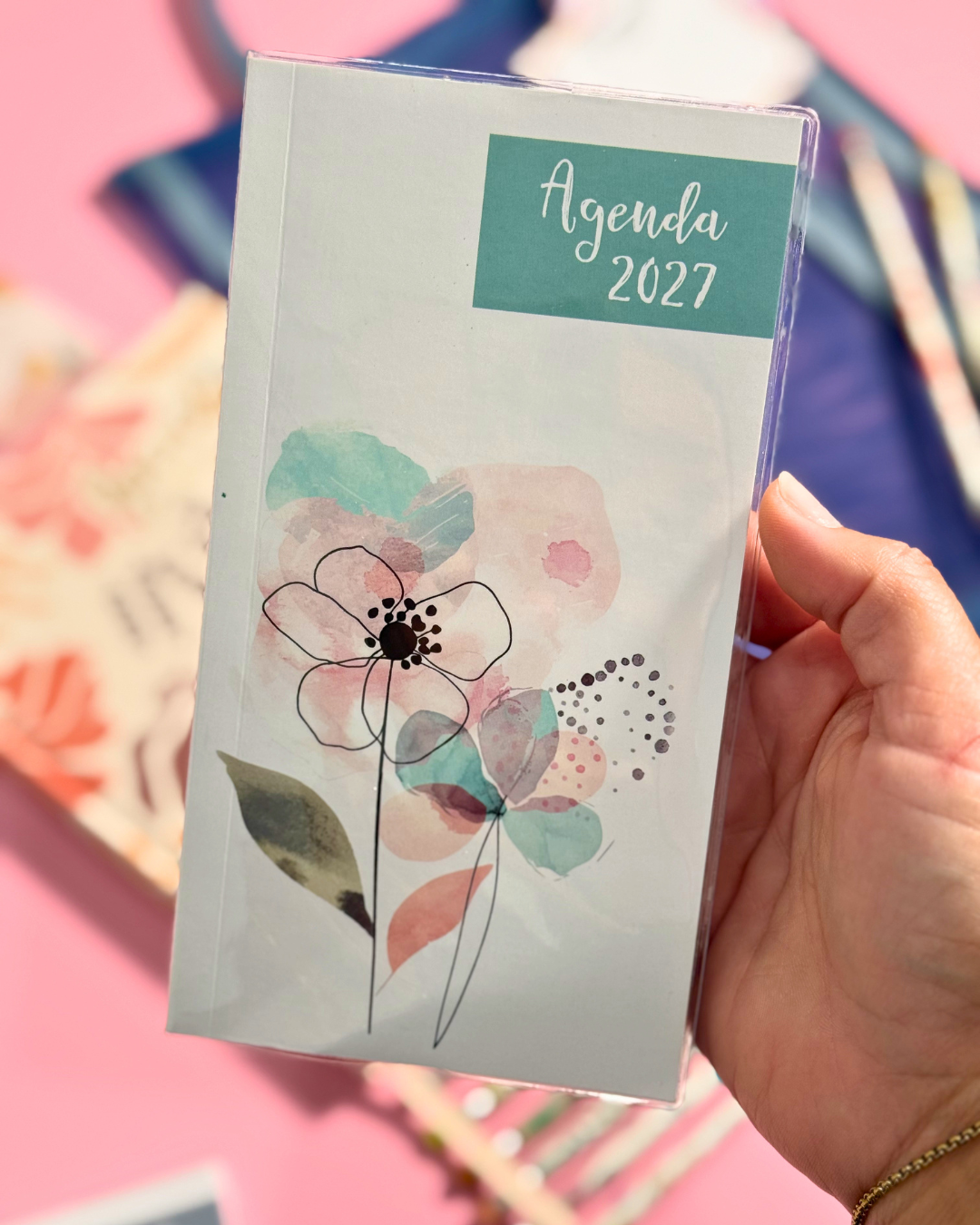 Agenda Pocket 2027 flor sostenida en la mano para mostrar su tamaño de bolsillo