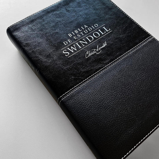 Biblia de estudio Swindoll NTV SentiPiel, Negro - Pura Vida Books