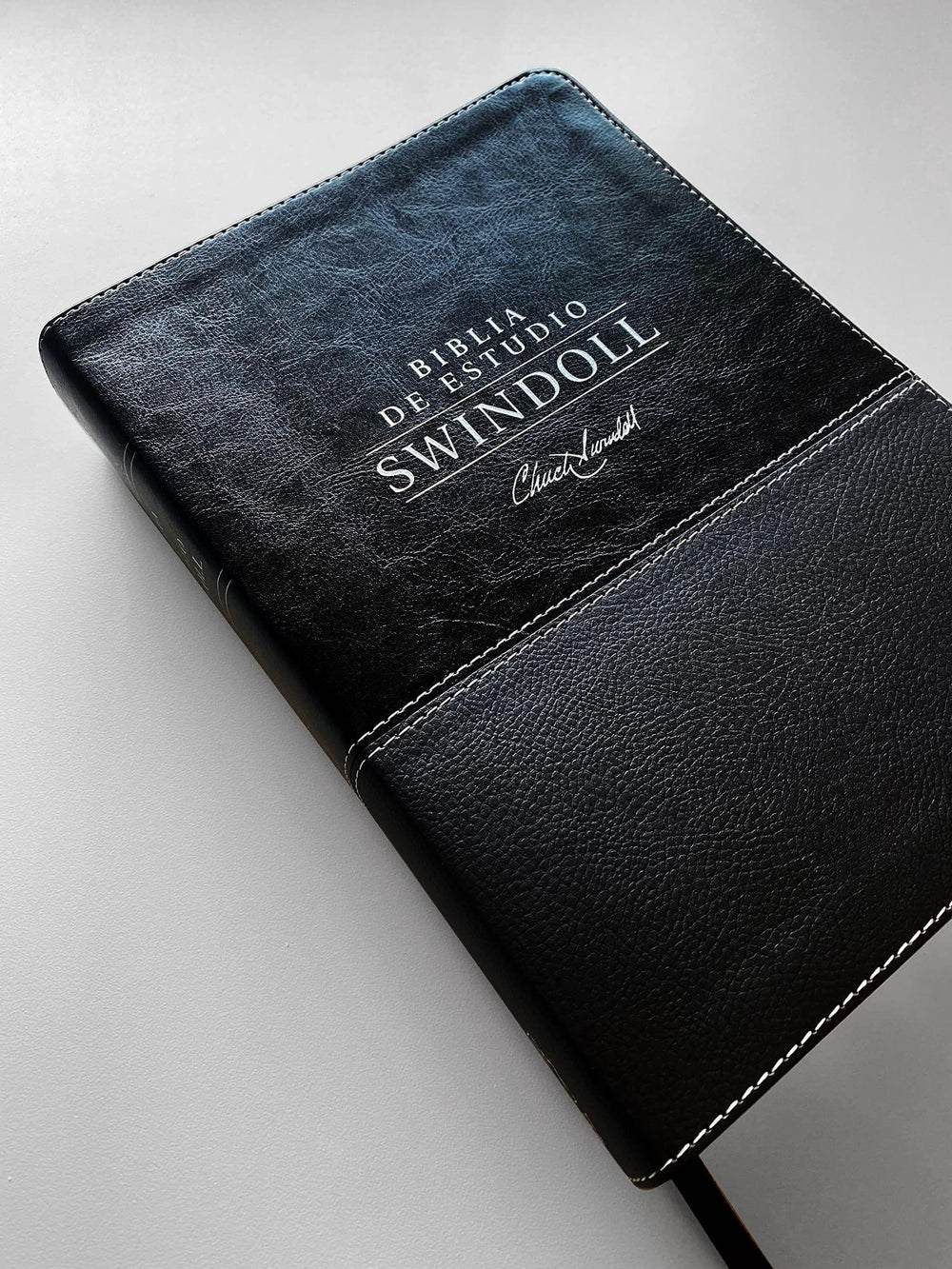 Biblia de estudio Swindoll NTV SentiPiel, Negro - Pura Vida Books