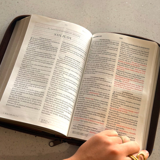 Biblia RVR1960 café abierta en San Juan mostrando el tamaño de letra
