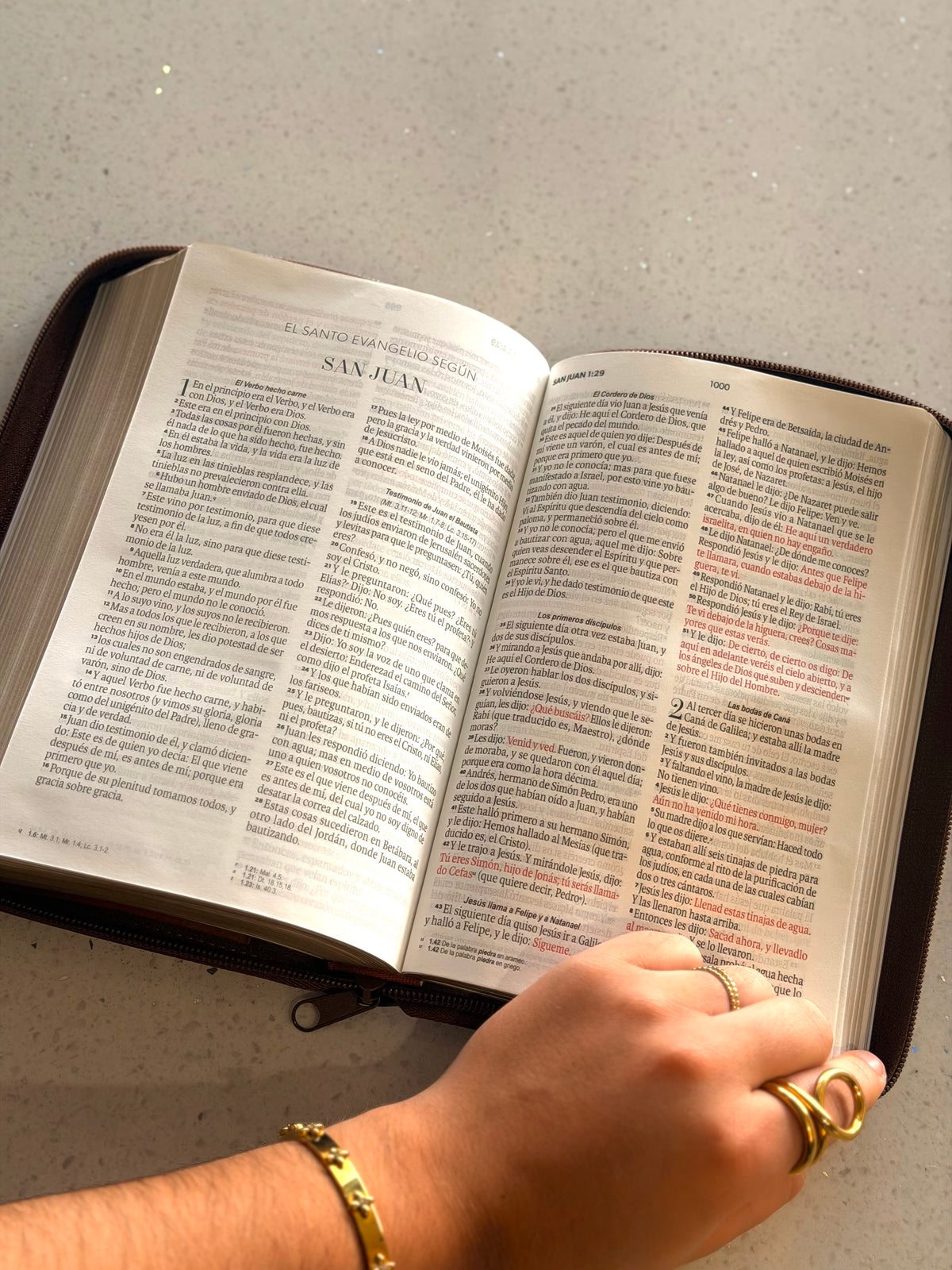 Biblia RVR1960 café abierta en San Juan mostrando el tamaño de letra