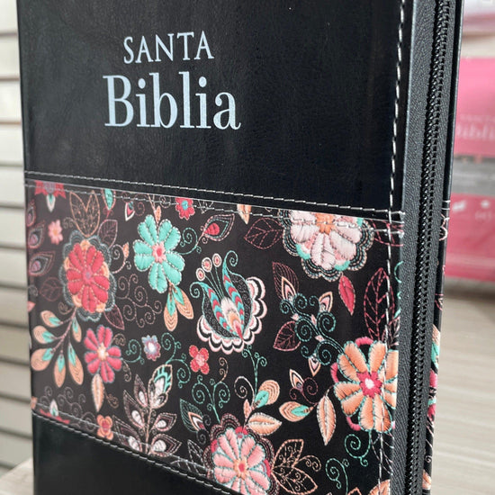 Biblia Tamaño Manual Letra Grande con cierre - Negro/Floral - Pura Vida Books