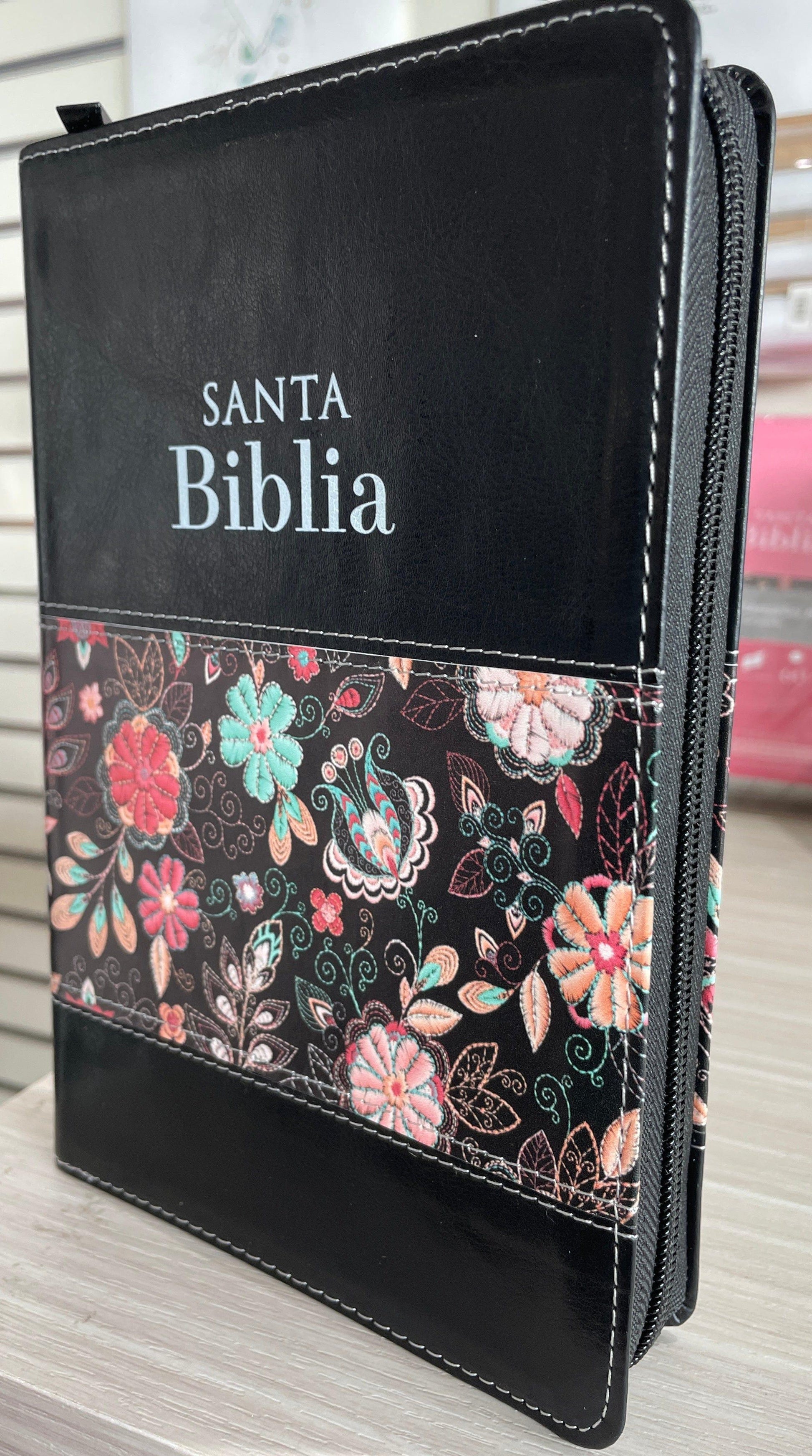 Biblia Tamaño Manual Letra Grande con cierre - Negro/Floral - Pura Vida Books