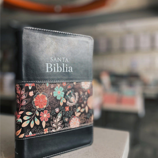 Biblia Tamaño Manual Letra Grande con cierre - Negro/Floral - Pura Vida Books