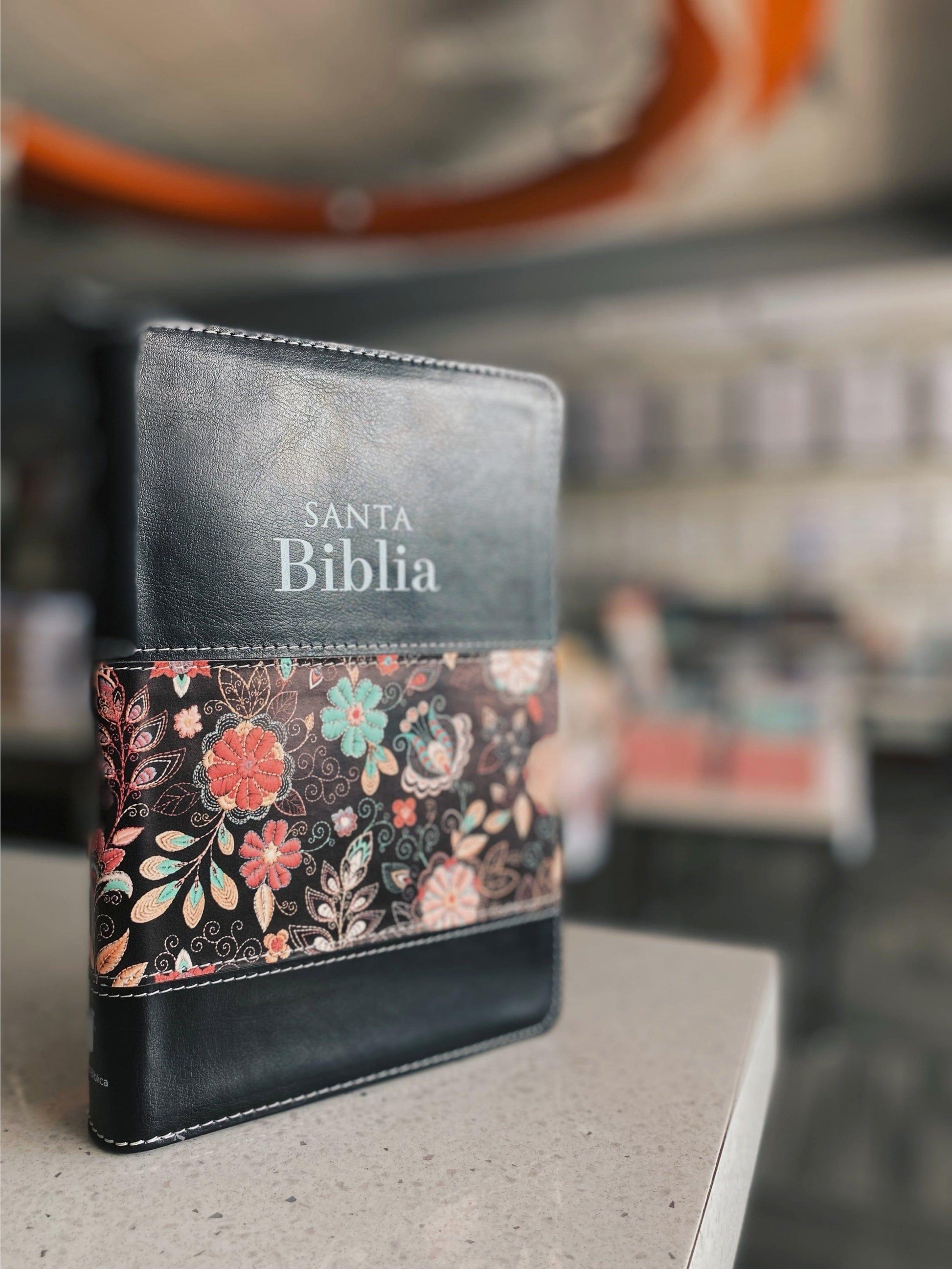 Biblia Tamaño Manual Letra Grande con cierre - Negro/Floral - Pura Vida Books