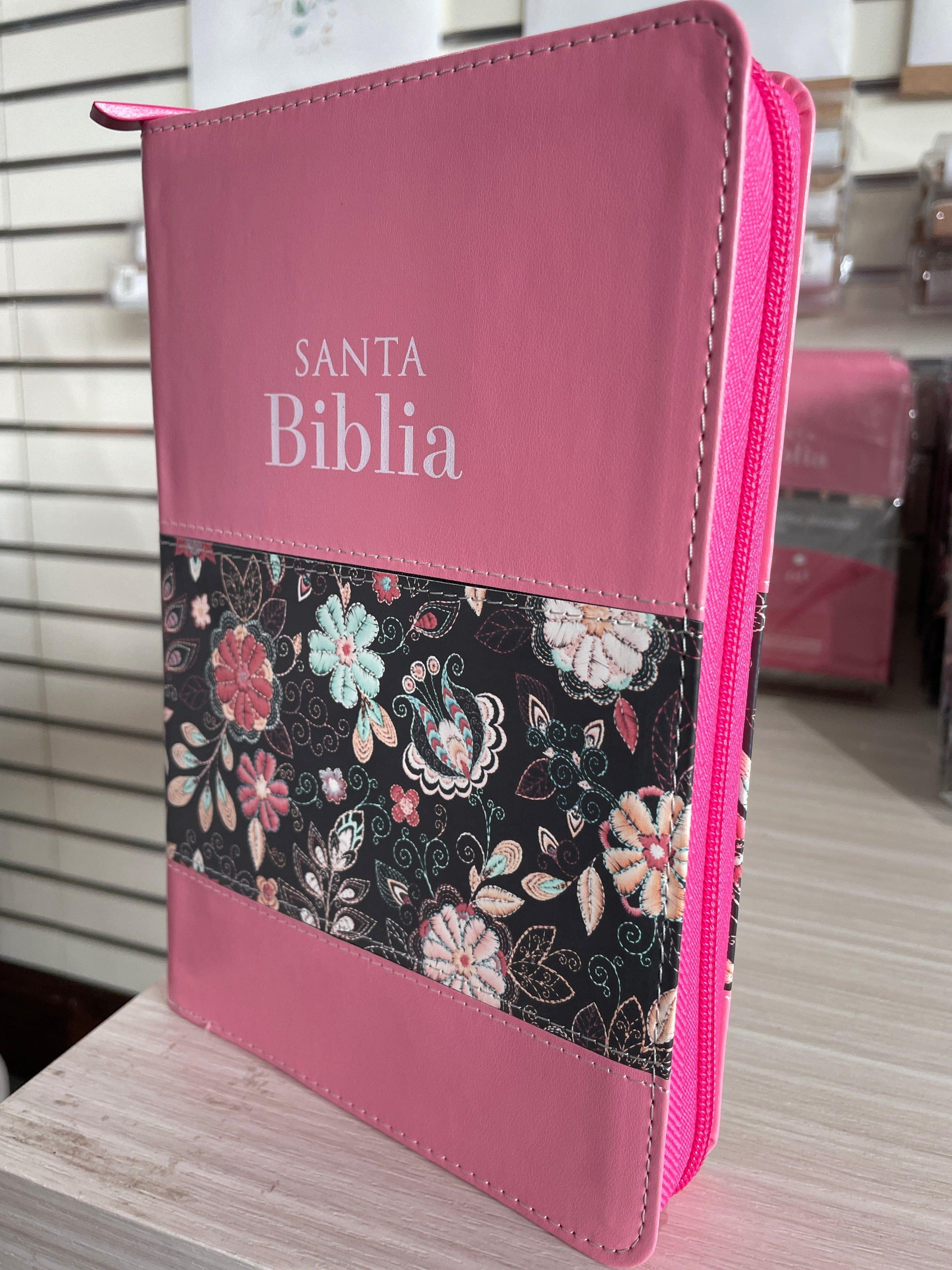 Biblia Tamaño Manual Letra Grande con cierre - Rosa/Floral - Pura Vida Books