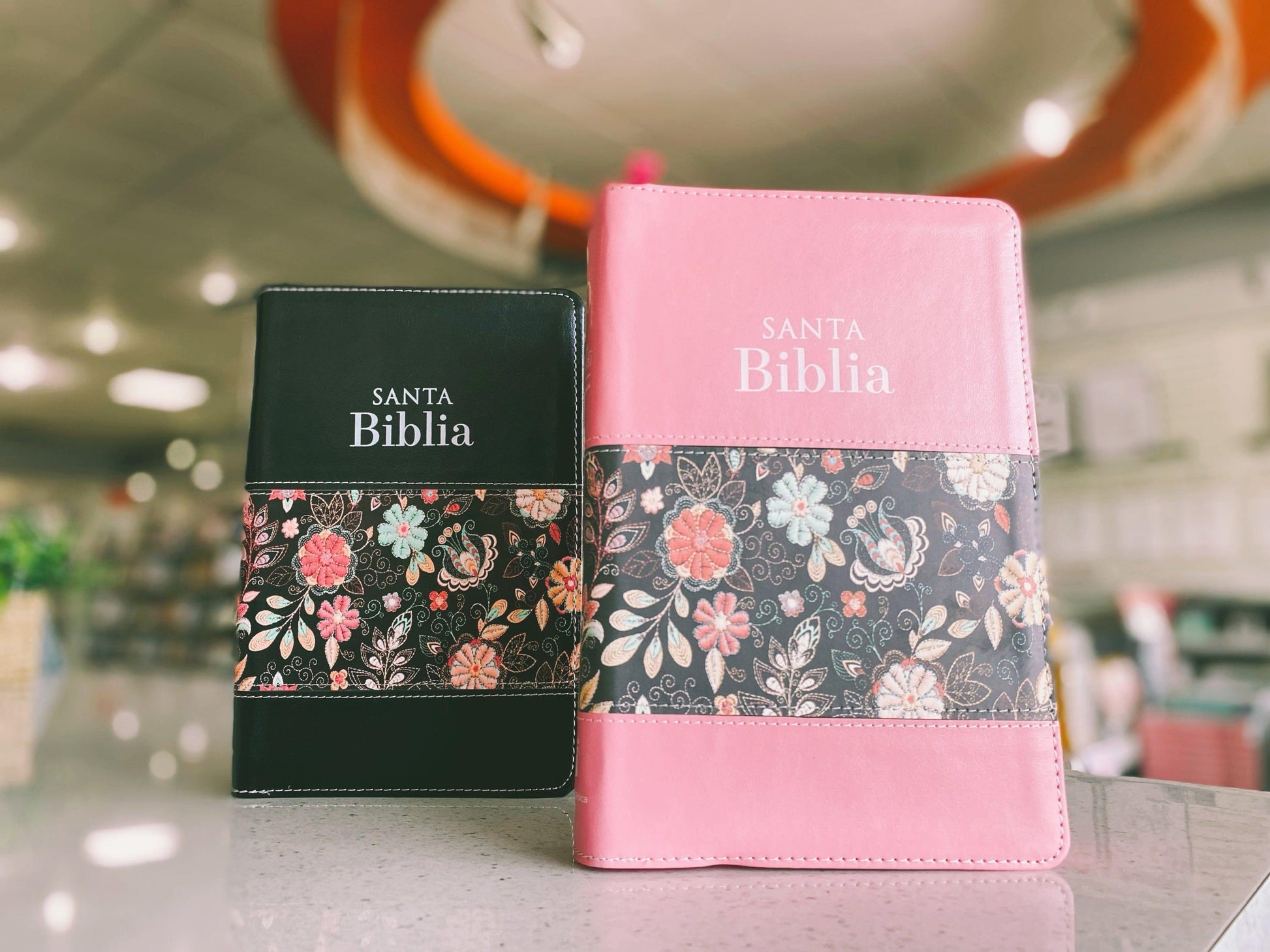 Biblia Tamaño Manual Letra Grande con cierre - Rosa/Floral - Pura Vida Books