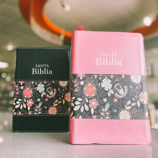 Biblia Tamaño Manual Letra Grande con cierre - Rosa/Floral - Pura Vida Books