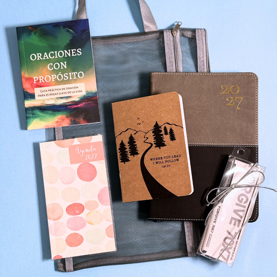Contenido del Bundle Agenda 2027 gris sobre fondo azul: agenda, libretas, bolígrafo y bolso