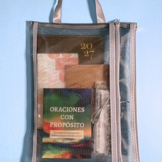 Bundle Agenda 2027 gris guardado dentro del bolso de malla con cremallera