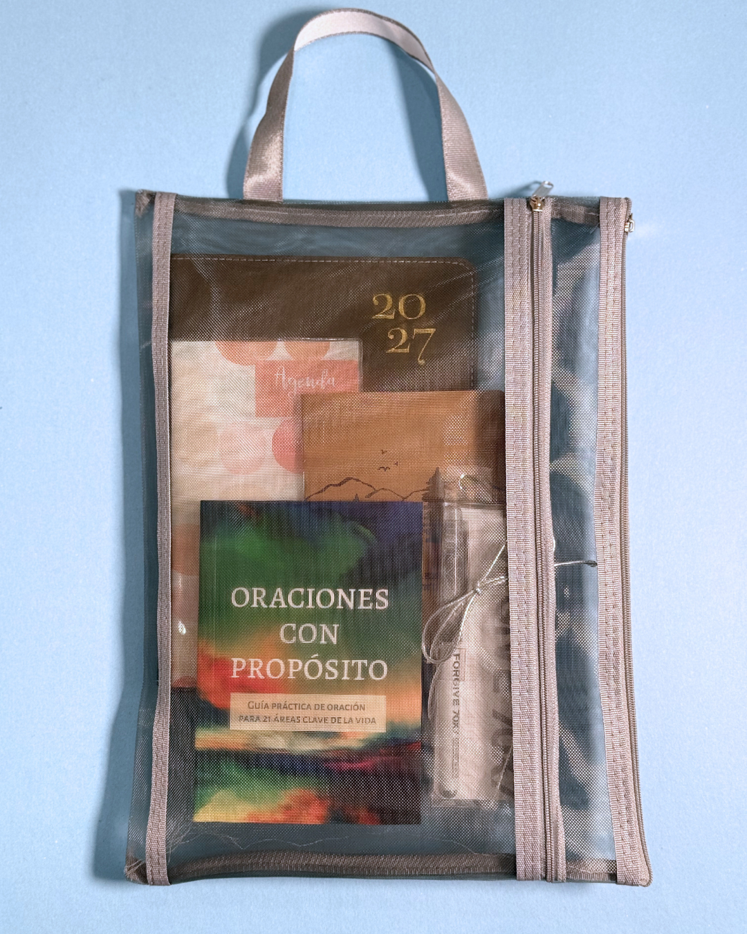 Bundle Agenda 2027 gris guardado dentro del bolso de malla con cremallera