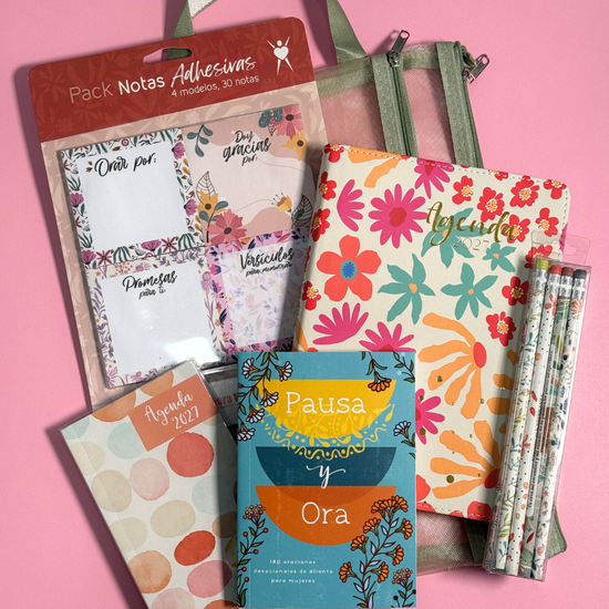 Contenido del Bundle Agenda 2027 verde sobre fondo rosa junto al bolso de malla