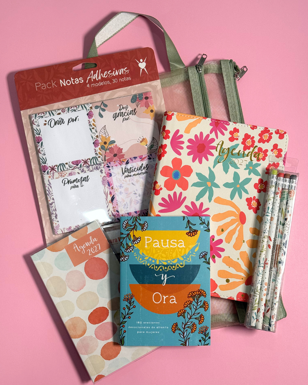 Contenido del Bundle Agenda 2027 verde sobre fondo rosa junto al bolso de malla