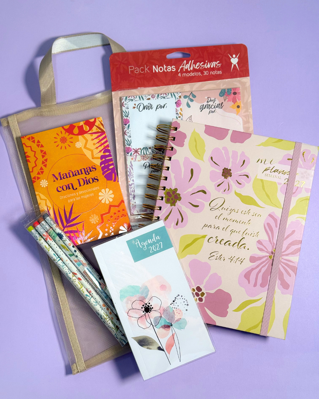 Contenido del Bundle Planner 2027 crema sobre fondo lila junto al bolso de malla