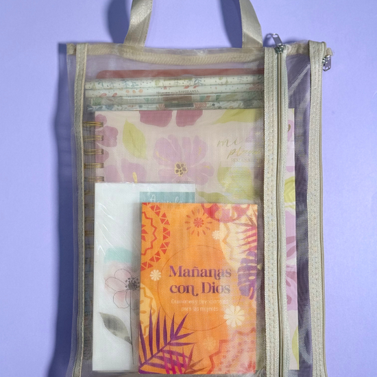 Bundle Planner 2027 crema guardado dentro del bolso de malla con cremallera