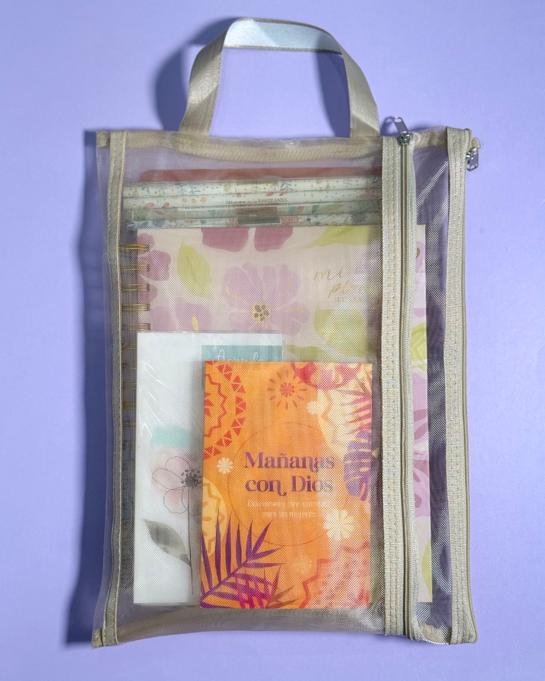 Bundle Planner 2027 crema guardado dentro del bolso de malla con cremallera