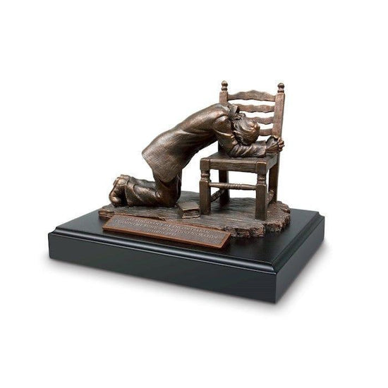 Escultura - Momentos De Fe: Hombre Orando - Pura Vida Books