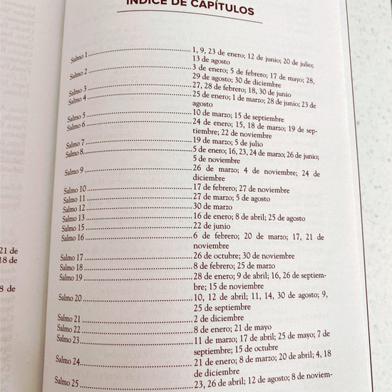 Un año en los Salmos 365 devocionales para tu caminar con Dios - Pura Vida Books